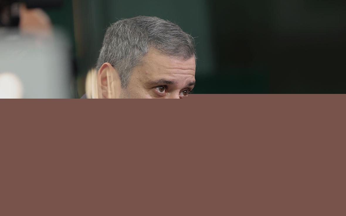 Замглавы Льговского района, которого Александр Хинштейн отчитал за ругательства в прямом эфире, заявил, что говорил не «Пошёл вон!», а «Пошёл, Вов!», когда у него заработал интернет